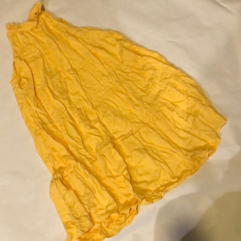 Yellow ruffle neck, tie back, pleated, no sleeve, casual mini dress. Size: M